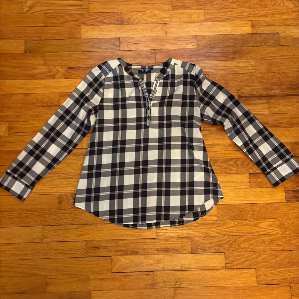 IZOD Black & White Buffalo Check V-Neck Long Sleeve Top – Size Medium